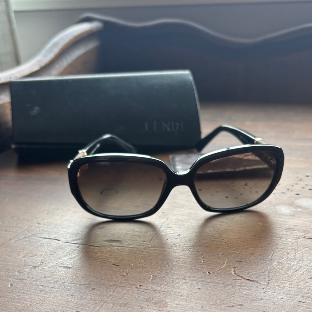 Fendi Elegant Black Sunglasses